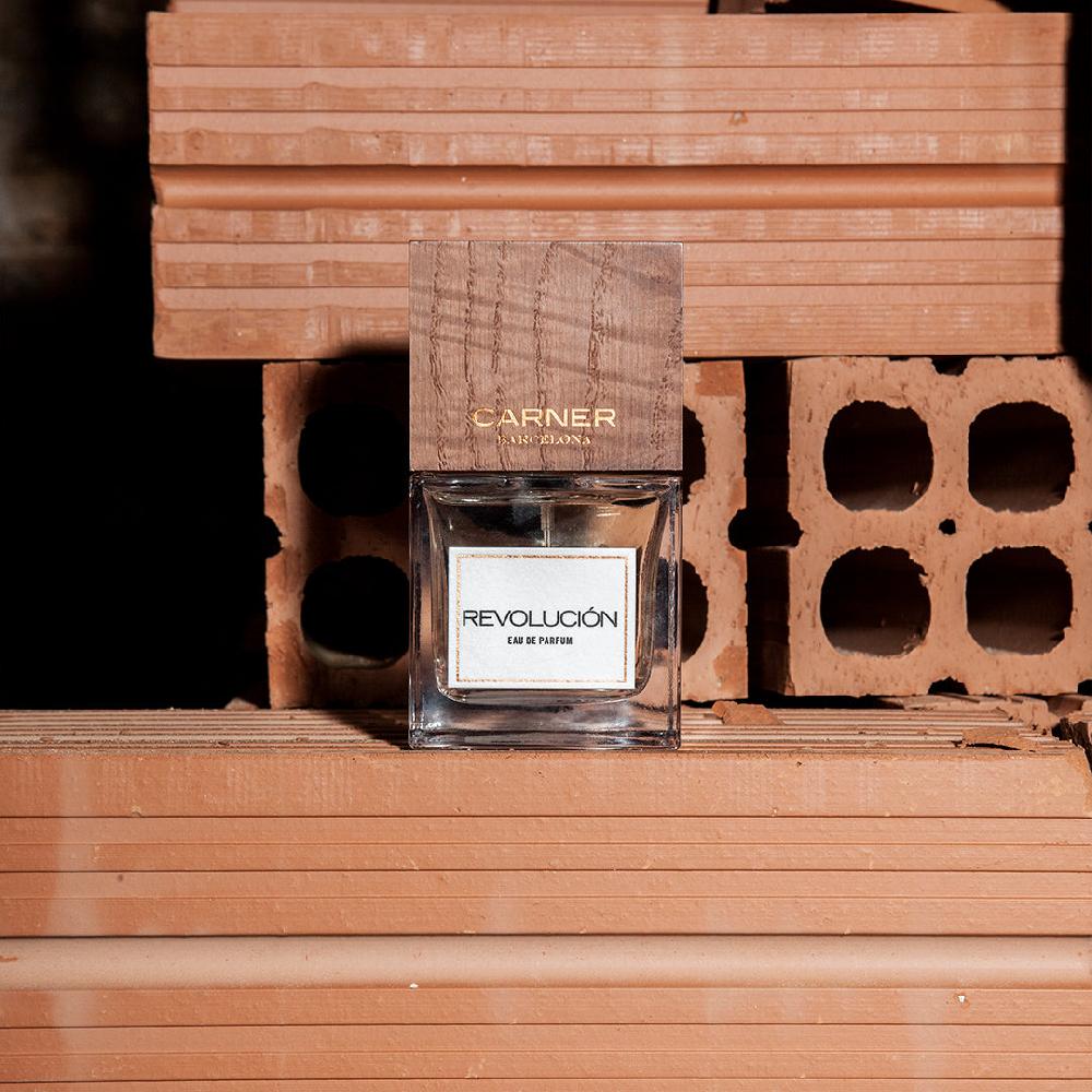 Carner barcelona Revolución - Perfume Unisex Amaderado Libre de impuestos