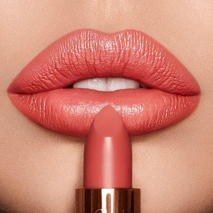 Charlotte Tilbury K.I.S.S.I.N.G - Lápiz de Labios Tienda