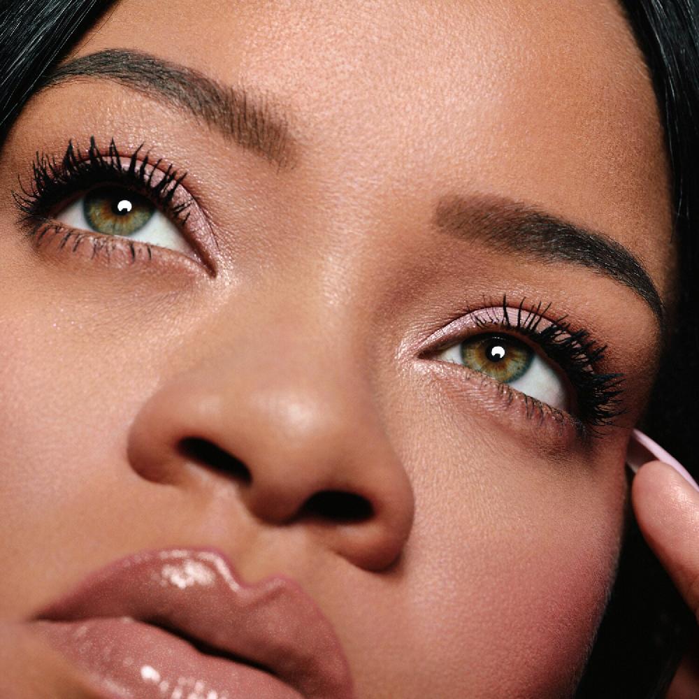Fenty Beauty HELLA THICC VOLUMIZING MASCARA - Máscara de pestañas para más volumen Solo queda un día