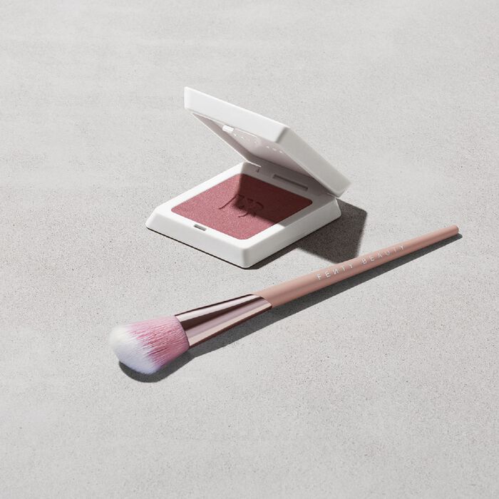 Fenty Beauty Blush Brush 155 - Brocha para colorete Devoluciones gratuitas