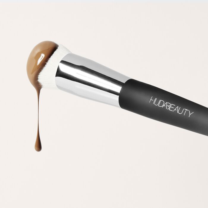 Huda Beauty Huda Beauty Base Brush - Pincel base de maquillaje En línea