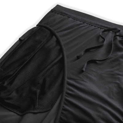 Nike Nike StridePantalón corto de running Dri-FIT de 18 cm con malla interior - Hombre Envío internacional gratuito